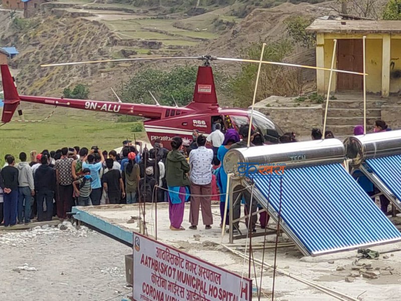 कोरोना संक्रमितलाई हेलिकोप्टर मार्फत काठमाण्डौं लगियो